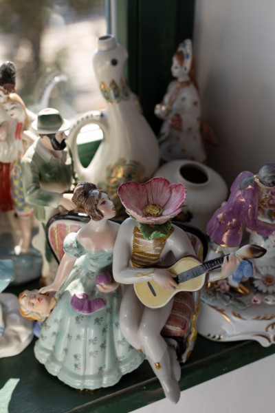 zdjęcie, zbiór porcelanowych figurek na półce