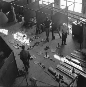 Zdjęcie pracy Picture story from the 1st Biennale of Spatial Forms in Elbląg, 1965. Witold Pańko (first from right), completing elements for the construction of a spatial form by Bogusław Szwacz
