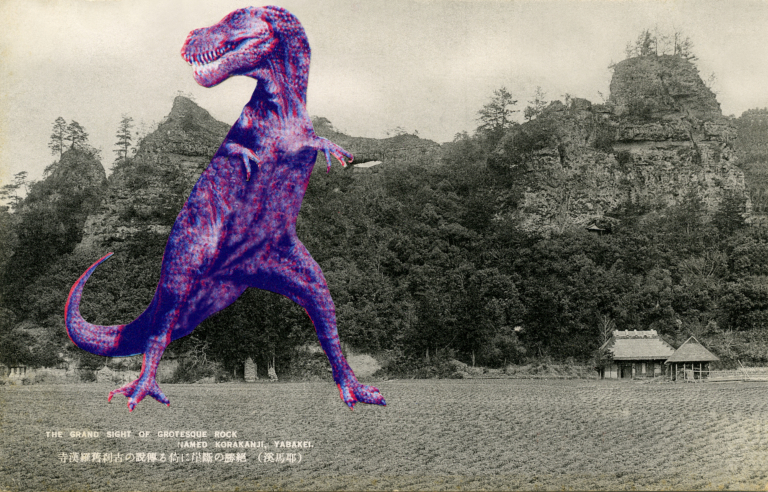 Na tle czarno-białego zdjęcia górskiego pejzażu wyłania się sylwetka Tyranozaura. Jest niebieskofioletowy i – mimo iż na pierwszym planie – niewyraźny. Ma charakterystyczne krótkie łapki i szczerzy ostre ząbki.