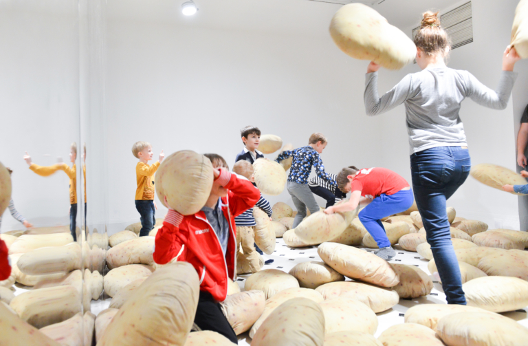 Jak oglądać z dzieckiem wystawy?