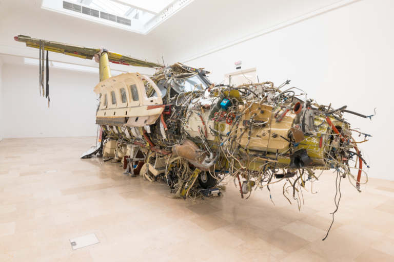 zdjęcie: samolot-awionetka, wywrócona na drugą stronę, tak, że okablowanie, przyrządy, elektryka, fotele samolotu są na zewnątrz a nie wewnątrz