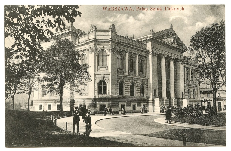 5fcf6ed0281f4 Archiwalne zdjęcie Zachęty z dwudziestolecia międzywojennego – klasycyzujący budynek z tympanonem i kolumnami.
