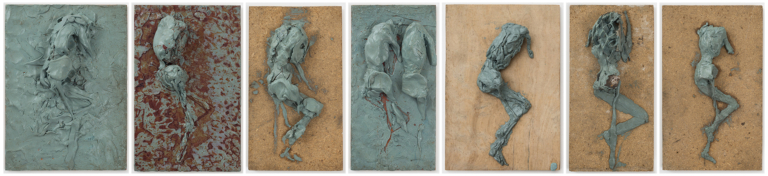 zdjęcie: 7 wychudzonych sylwetek kobiecych z plasteliny, leżących na boku, ze zgiętymi nogami