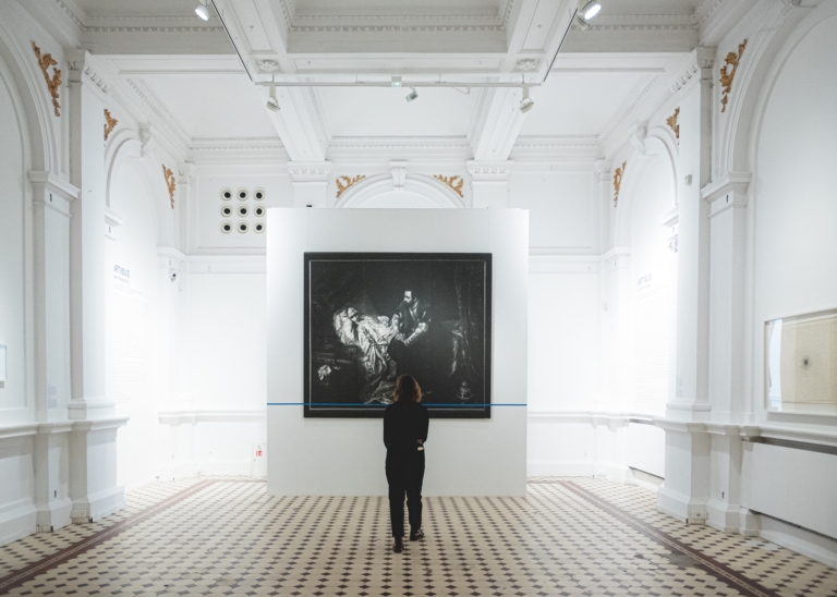 6061a9d249bd6 sala wystawowa. Na ścianie wisi praca Edwarda Krasińskiego