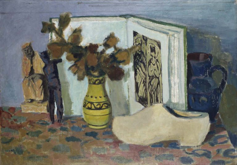 obraz: na stoliku stoi otwarta książka, mały, żółty wazonik z kwiatkami