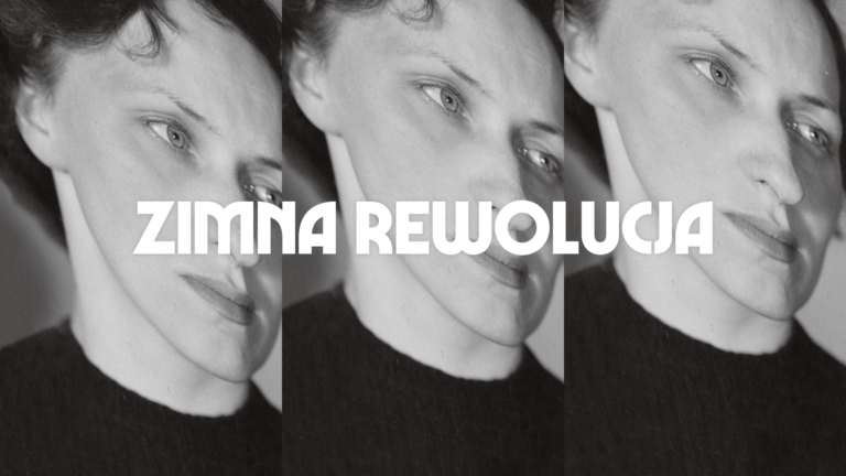 czarno-biała zniekształcona fotografia, zreplikowana trzy razy. Fotografia przedstawia twarz kobiety. Na środku zdjęcia jest napis 