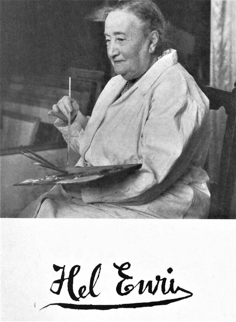 Czarno-białe zdjęcie. Stara kobieta w białym fartuchu, z paletą malarską w jednej ręce i pędzlem w drugiej. Uśmiecha się nieśmiało.