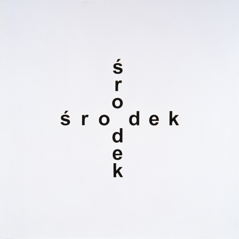 Czarno-białe zdjęcie. Stara kobieta w białym fartuchu, z paletą malarską w jednej ręce i pędzlem w drugiej. Uśmiecha się nieśmiało.