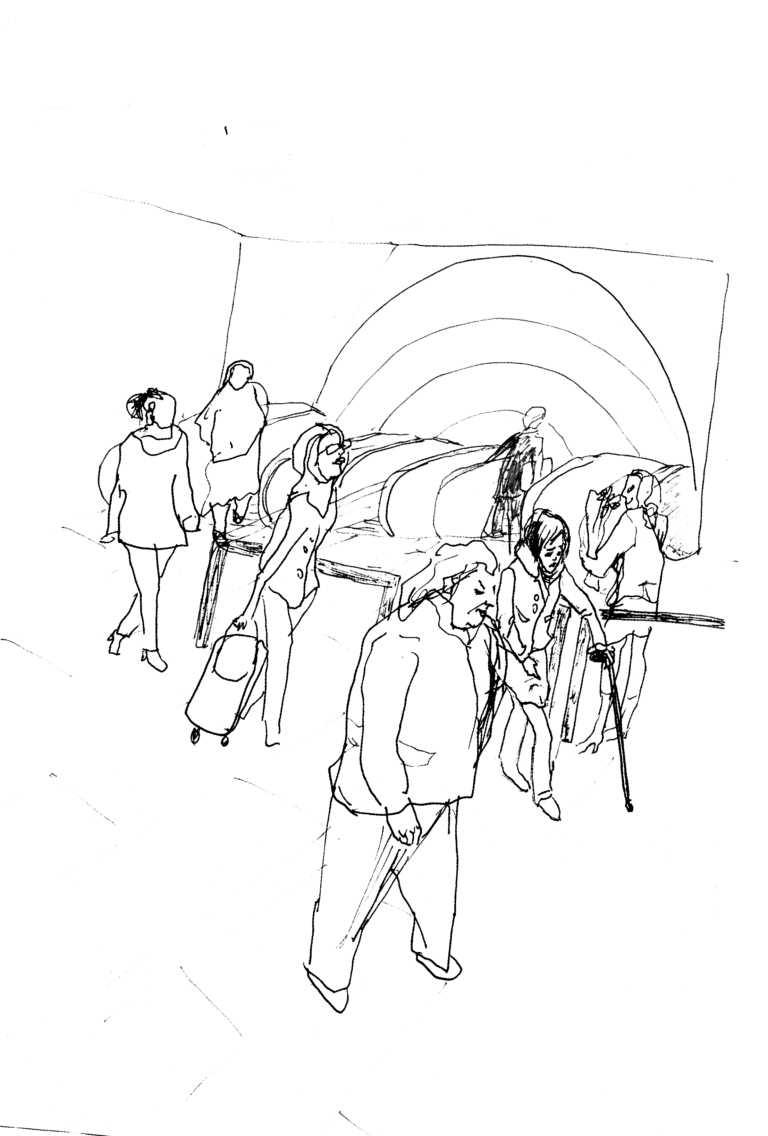 Grupa gimnastykujących się ludzi w plenerze, wśród drzew.