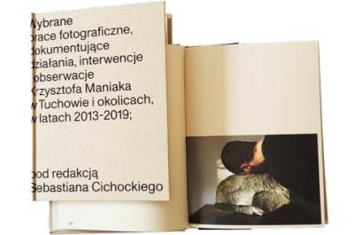 Grafika produktu: Wybrane prace fotograficzne, dokumentujące działania, interwencje i obserwacje Krzysztofa Maniaka w Tuchowie i okolicach, w latach 2013–2019