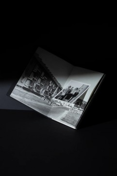 Grafika produktu: Michael Honegger. THE NEED TO KNOW