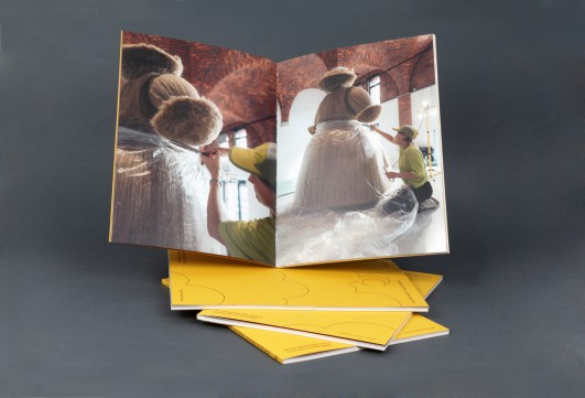 Grafika produktu: W księżycu stała, wiatru słuchała