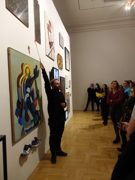 Oprowadzanie Dawida Radziszewskiego po wystawie „Sztuka w naszym wieku”