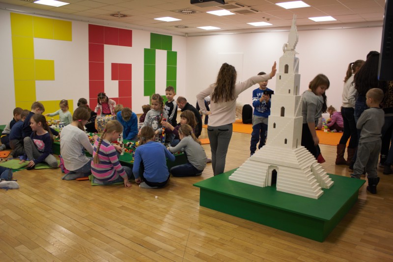 Building a tower of dreams. Winter family workshops (in Polish)