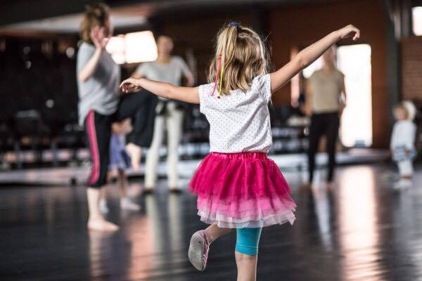 Warsztaty choreograficzne „Superbohaterowie tańczą” przeznaczone dla rodzin z dziećmi w wieku 4-7 lat | Agnieszka Kryst |