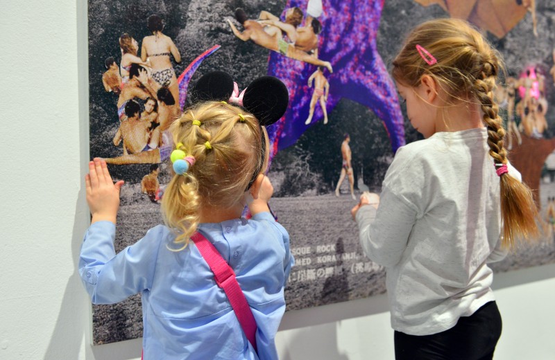 Jak oglądać z dzieckiem wystawy? Garść pomysłów na wspólne widzenie wszystkiego jako sztuki