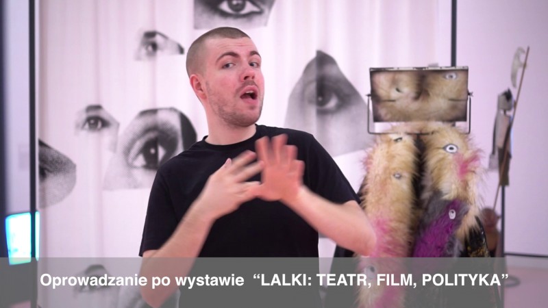 „Zachęta miga!”. Oprowadzanie w polskim języku migowym po wystawie  „Lalki: teatr, film, polityka”