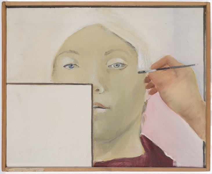 Obraz prawie kwadratowy. Na białym tle głowa kobiety z białymi włosami. Z prawej strony obrazu dłoń trzymająca pędzel dotyka twarzy. W lewym dolnym rogu - biały kwadrat w brązowej ramie sugerujący płótno malarskie.