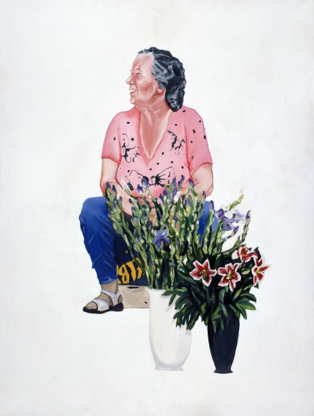 ALT: Obraz przedstawiający starszą kobietę sprzedającą kwiaty. Kobieta w różowej koszulce, niebieskich spodniach i białych sandałach siedzi na stołku zasłoniętym przez dwa wazony z kwiatami. Głowę ma zwróconą w lewo, mruży oczy w słońcu.