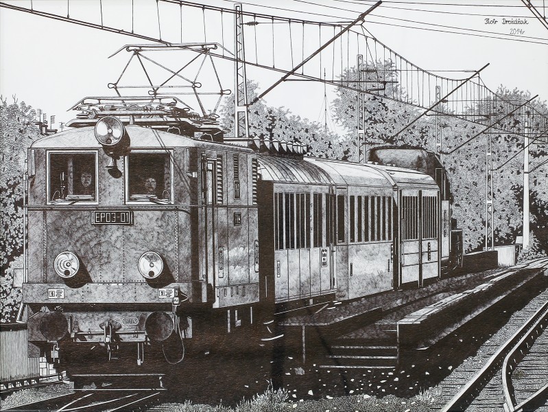 Realistyczny czarno-biały rysunek pociągu na torach, precyzyjnie oddający wszystkie szczegóły; tory, trakcja, drzewa w tle.