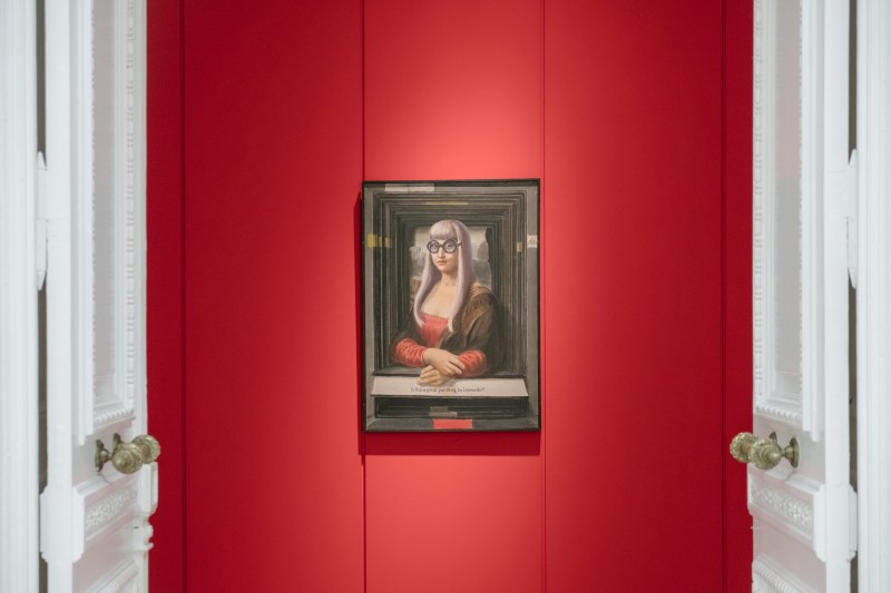 Obraz Jerzego Krawczyka na czerwonej ścianie. Na obrazie Mona Lisa