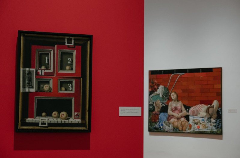 Obraz Jerzego Krawczyka na czerwonej ścianie.