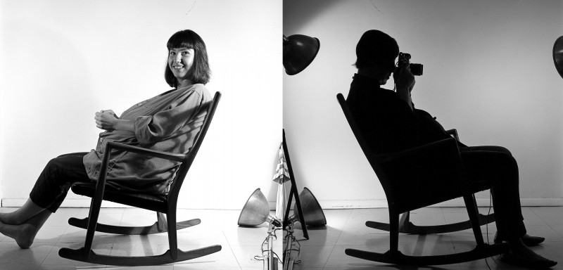 Fotografia czarno-biała. Artystka na krześle bujanym z brzuchem ciążowym.