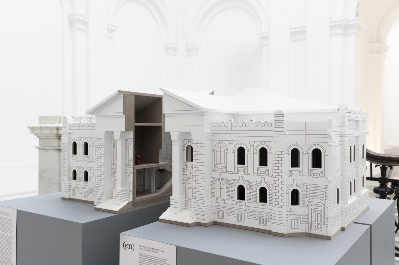 ALT: zdjęcie; drewniany model budynku Zachęty. Po rozsunięciu dwóch części, można zajrzeć do jego przekroju.