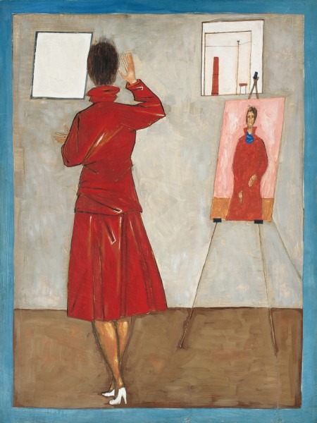 Obraz olejny, stojąca kobieta w czerwonym płaszczu przygląda się obrazowi ustawionemu na sztaludze. Mamy wrażenie jakby oglądała swój portret w lapidarnie przedstawionym studio artysty.