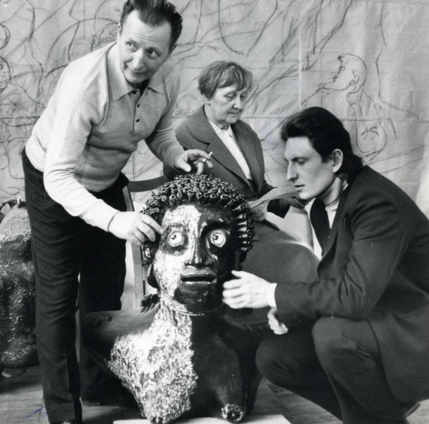 Lech, Helena i Piotr Grześkiewiczowie przy ceramicznej rzeźbie