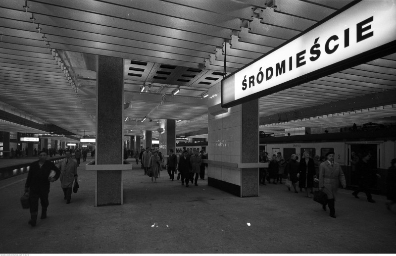 czarno-białe zdjęcie, wnętrze dworca Warszawa Śródmieście
