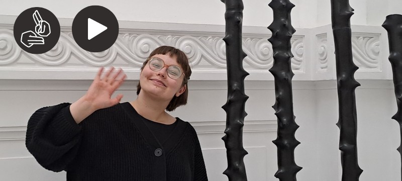 kadr z vloga; edukatorka Natalia zaprasza na oprowadzanie i warsztaty w polskim języku migowym