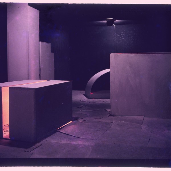 fotografia analogowa, przedstawiająca zaciemnione geometryczne przestrzenie