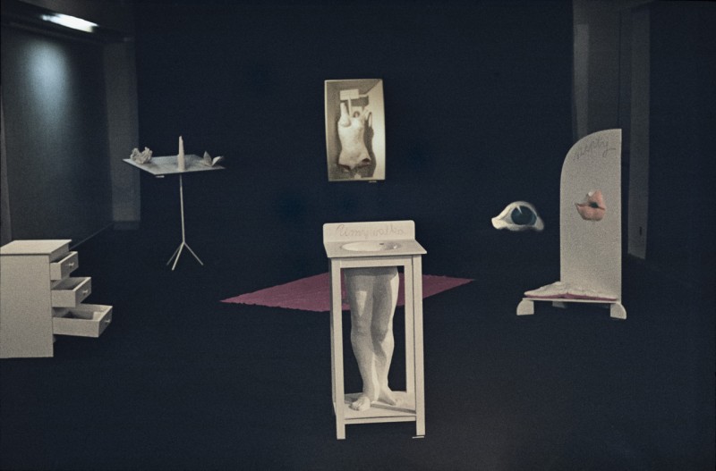 ciemna surrealistyczna grafika przedstawiająca pomieszczenie
