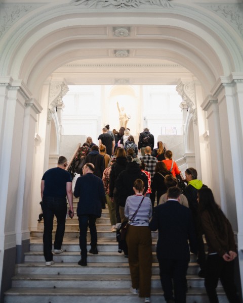 tłum ludzi zgromadzonych na schodach zachęty