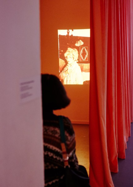 Spotkanie dla osób dorosłych 60+ na wystawie „Krystyna Wojtyna-Drouet. Ja dla siebie nie istnieję”