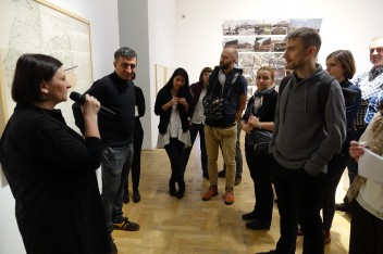 Grafika wydarzenia: Oprowadzanie kuratorskie Małgorzaty Kuciewicz i Sarmena Beglariana po wystawie „Jacek Damięcki. Makroformy”.