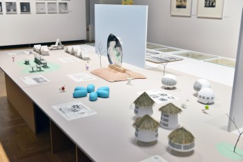 Grafika wydarzenia: this is an exhibition. Family workshops for children with autism (in Polish)