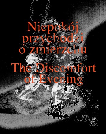 Plakat z pomarańczową nazwą wystawy na szaro-czarnym tle.