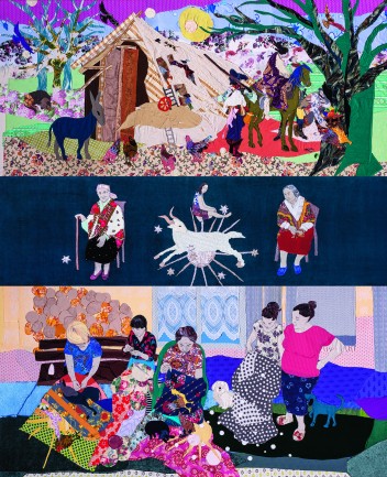 Tkanina, kolorowy gobelin składający się z trzech pasów. w górnej części scena rodzajowa z kobietami szyjącymi w grupie. Część środkowa przedstawia dwie kobiety w chustach siedzące naprzeciwko siebie na krzesłach, na środku kozioł. W dolnej części stodoła 