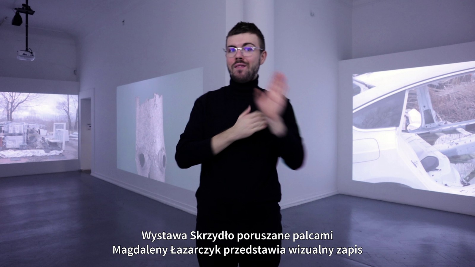 Grafika obiektu: Magdalena Łazarczyk. A wing moved by fingers