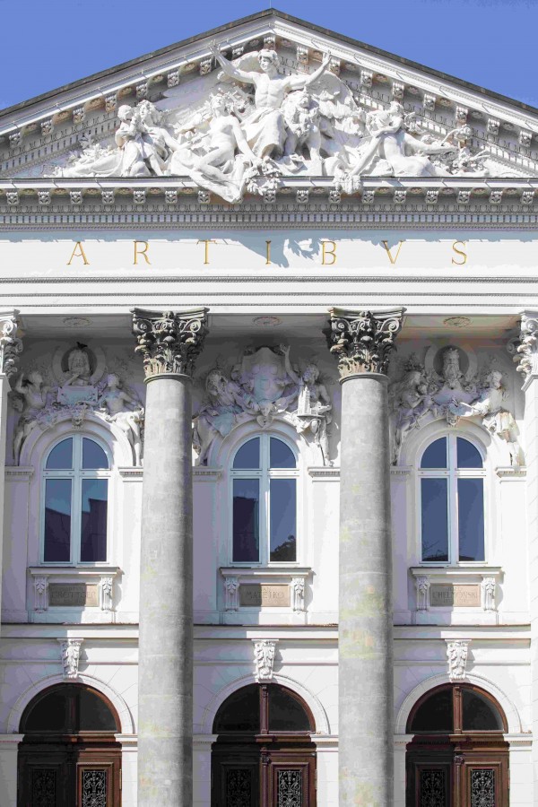 zbliżenie na fasadę Zachęty – klasycyzujący budynek z 1900 roku z tympanonem i kolumnami. 