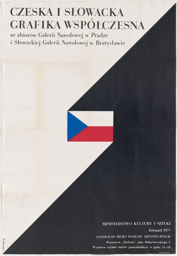 Plakat podzielony po skosie na dwie części: czarną i białą. Po środku nieduża czeska flaga. Na białej części czarne napisy, na czarnej białe. 