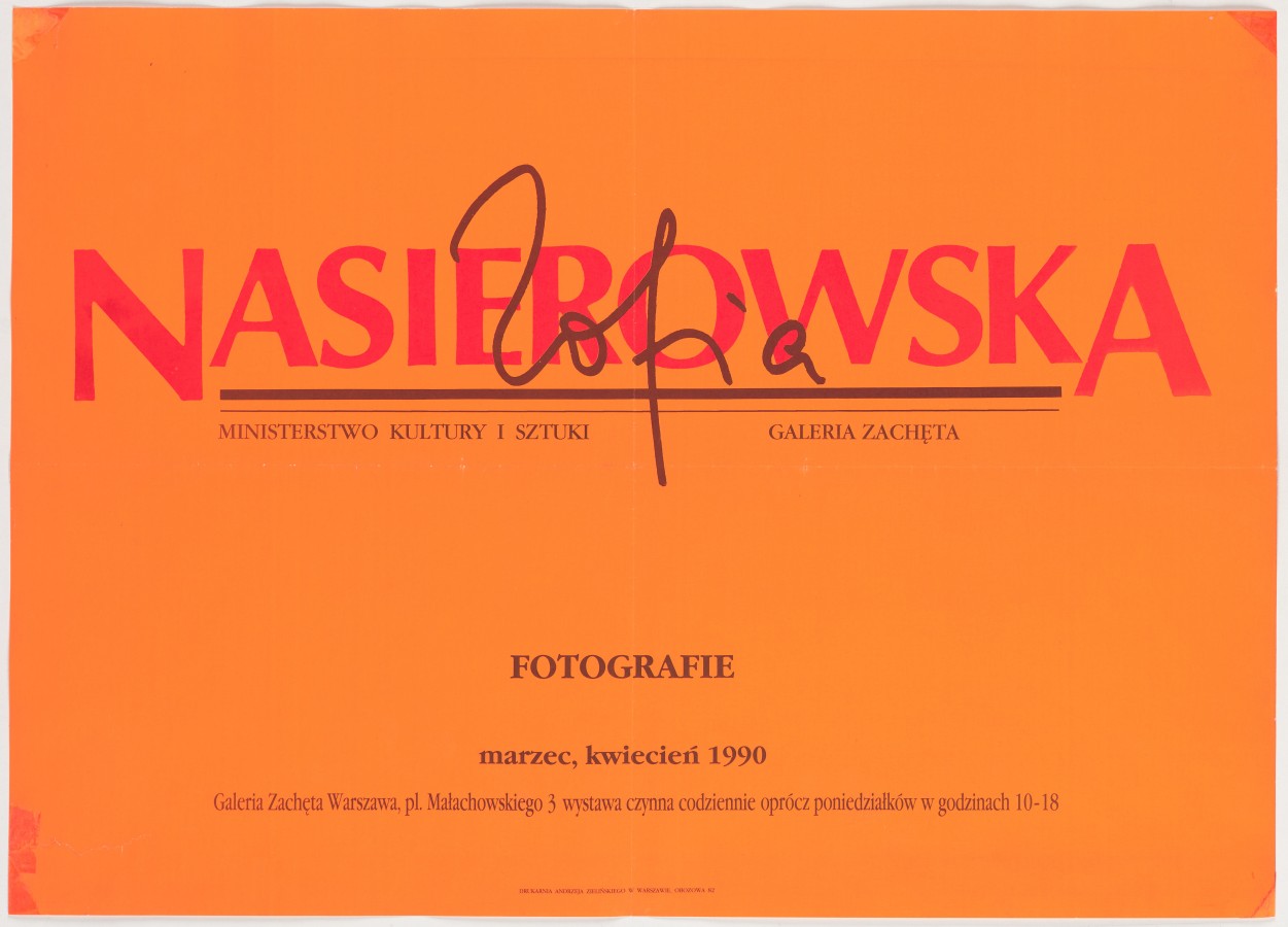 Afisz. Na jaskrawopomarańczowym tle napisy w tym stylizowany: Zofia Nasierowska. 