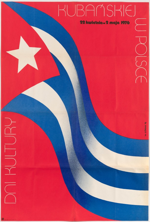 Na czerwonym tle po skosie plakatu przechodzi ogromna, łopocząca kubańska flaga: biało-niebieskie pasy, a po lewej czerwony trójkąt z białą gwiazdą.