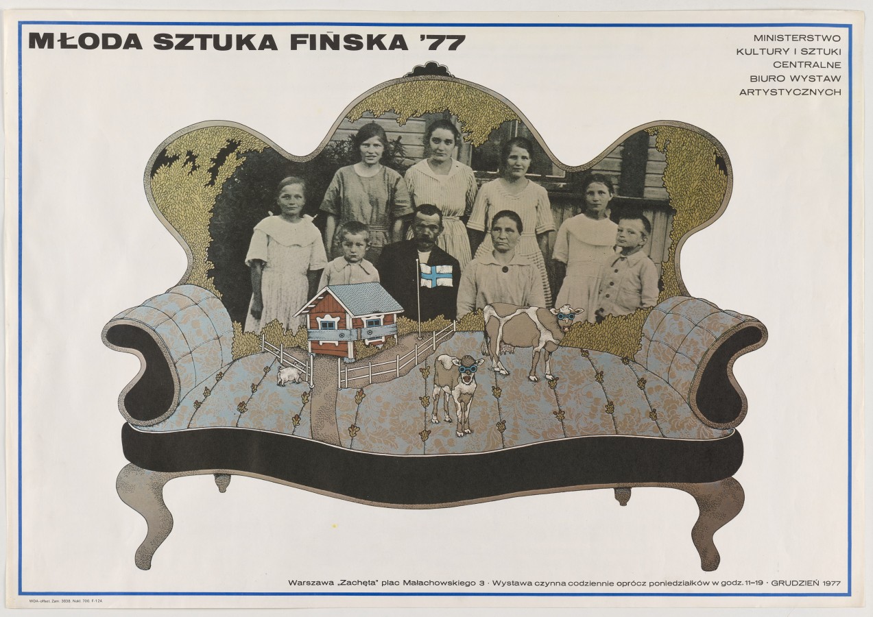 Na białym tle grafika: kanapa dawnego typu, na której siedzisku jest rysunek pola z domem i krowami, a na oparciu czarno-białe zdjęcie rodzinne. 