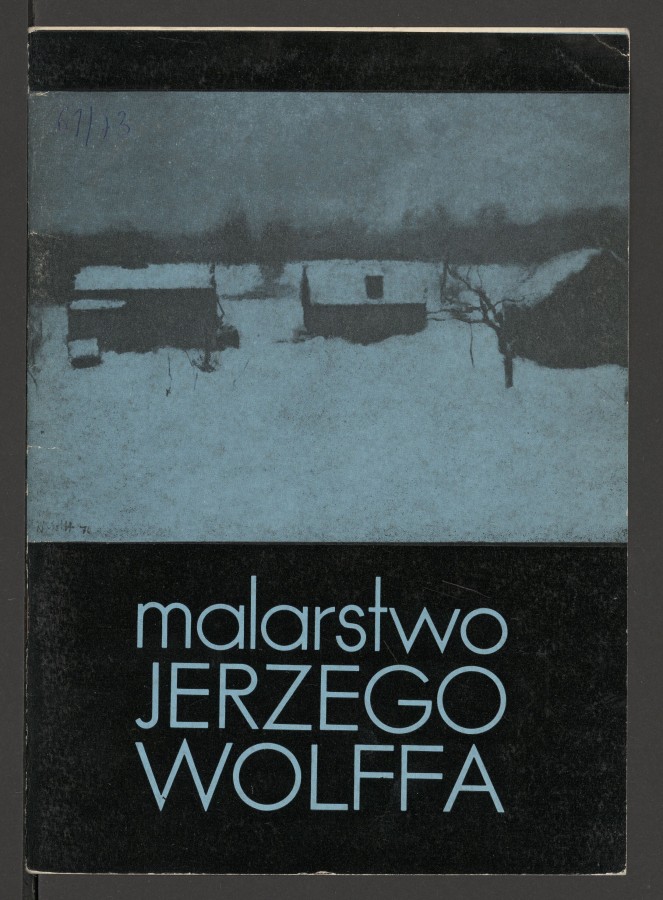 Czarna okładka z monochromatycznym zdjęciem w odcieniu niebieskiego, przedstawiającym zaśnieżony pejzaż wiejski. W tym samym kolorze imię i nazwisko autora pod zdjęciem. Wewnątrz tekst z tłumaczeniem na francuski, czarno-białe ilustracje, spis prac. 