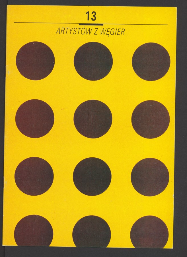 Żółta okładka z równomiernie, symetrycznie rozmieszczonymi dziewięcioma czarnymi kołami. Wzdłuż górnej krawędzi, czarnym, małym drukiem tytuł wystawy. Liczba trzynaście cyfrą, umieszczona ponad linią - jakby w nagłówku. Wewnątrz tekst z tłumaczeniem na ang