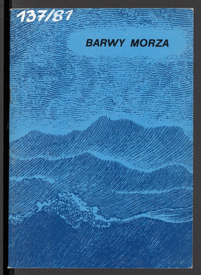 Jasnoniebieskie tło okładki, na nim, ciemniejszym odcieniem, nadruk, przedstawiający szkicowo: wzburzone morze ze spienioną grzywą na pierwszym planie, ogromne fale po horyzont. Na tle nieba, w prześwicie tytuł wystawy czarnym drukiem. Na tylnej okładce na