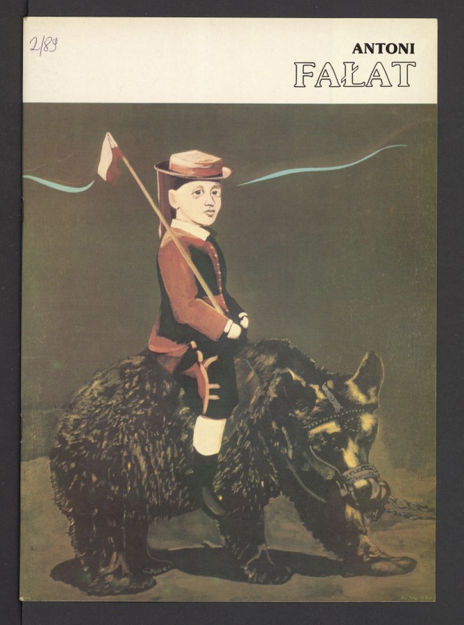 Okładka z dużą, kolorową reprodukcją, na której postać chłopca siedzącego na niedźwiedziu, jak na koniu. Chłopiec w odświętnym czarno-czerwonym ubraniu, w kapelusiku, z małą flagą Polski na długim kiju. Powyżej reprodukcji, na białym pasku, przy prawej kra